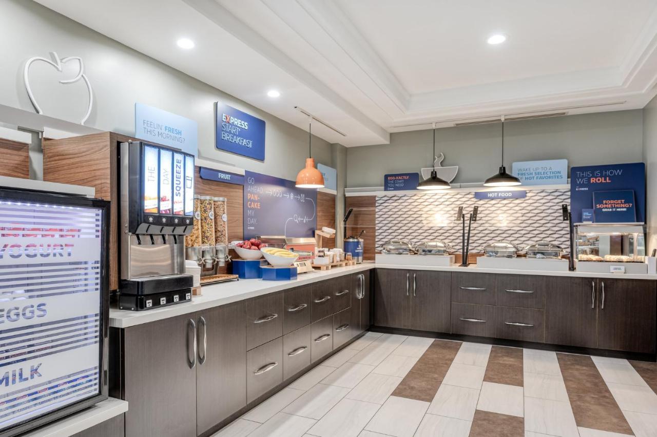 Holiday Inn Express Hotel & Suites Ottawa Airport By Ihg Zewnętrze zdjęcie